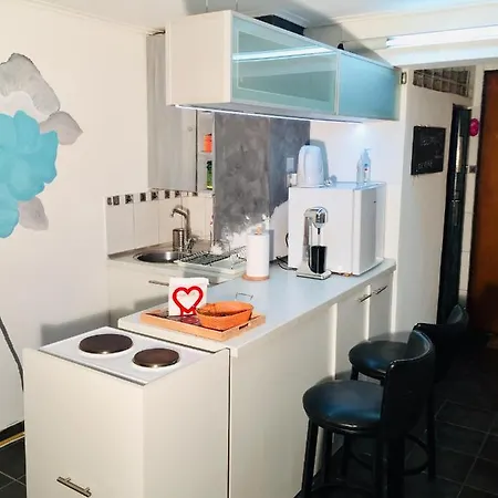Esther Isimeriahomz Apartment